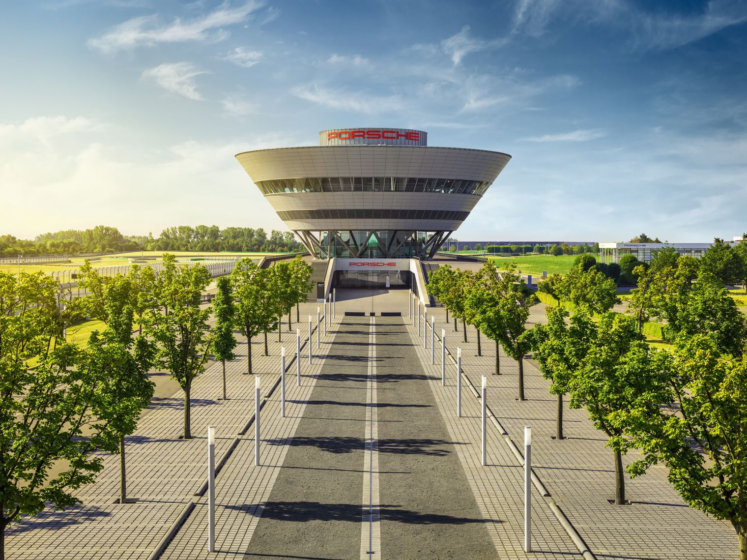 Das Porsche Experience Center Leipzig besticht durch die einzigartige Architektur.