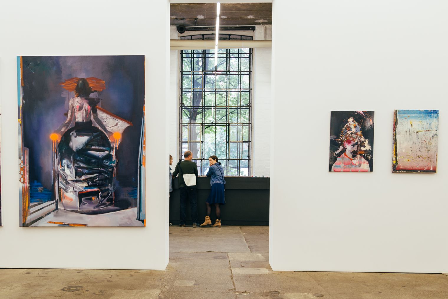 Das Bild zeigt eine Ausstellung in den Räumen der Baumwollspinnerei Leipzig.