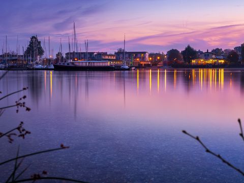 Rahmenprogramm Bootstour: Cospudener See unter violettem Himmel für Tagung & Konferenz Leipzig Convention