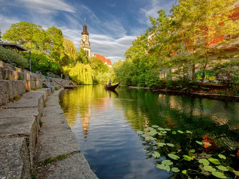 Tagung & Konferenz Leipzig Convention: Der Karl-Heine-Kanal mit Treppen und Philippuskirche im Hintergrund