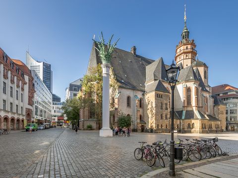 Tagung & Konferenz Leipzig Convention: Außenansicht der Nikolaikirche mit Nikolaisäule