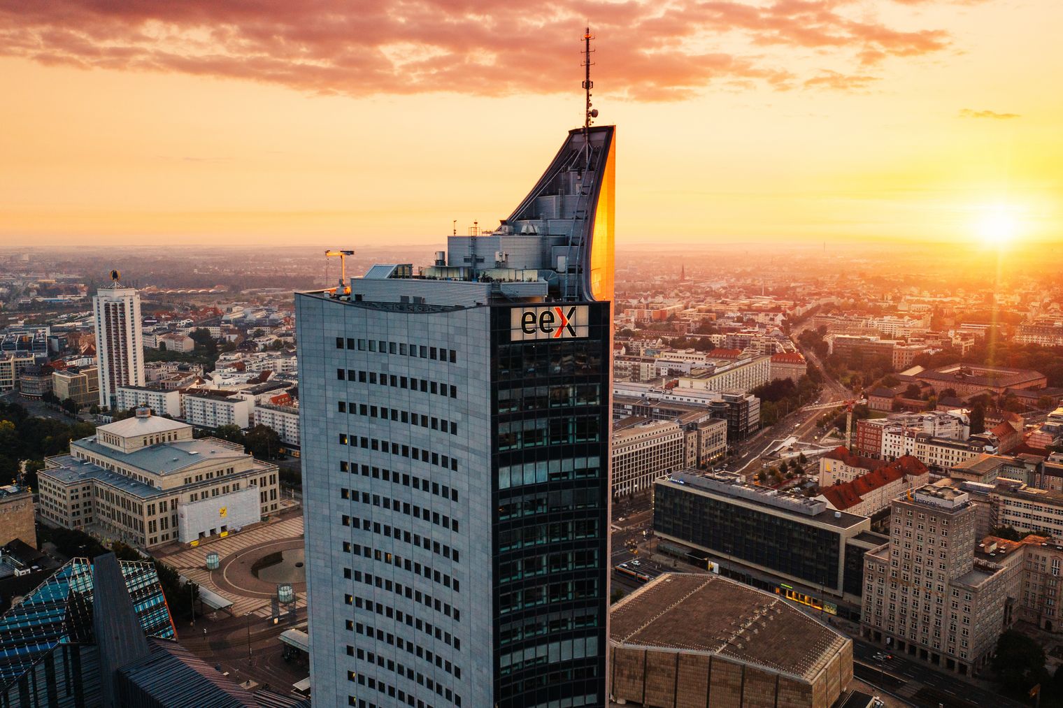 Tagung & Konferenz Leipzig Convention: Drohnenaufnahme des City-Hochhaus bei Sonnenaufgang