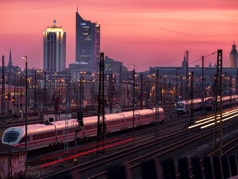 Tagung & Konferenz Leipzig Convention: Der Himmel über dem Leipzig Hauptbahnhof färbt sich zum Sonnenuntergang pink