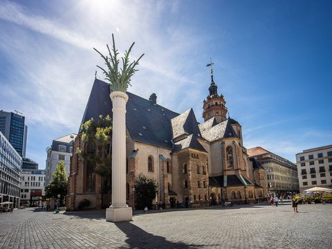 Tagung & Konferenz Leipzig Convention: Außenansicht der Nikolaikirche mit Nikolaisäule