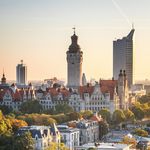 Tagung & Konferenz Leipzig Convention: Skyline mit City-Hochhaus und Neuem Rathaus bei Sonnenaufgang im Herbst