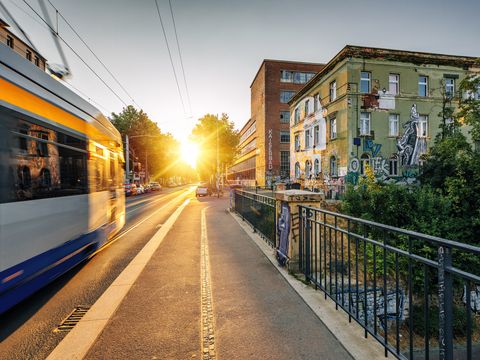 Tagung & Konferenz Leipzig Convention: Eine Straßenbahn fährt über die König-Albert-Brücke auf der Karl-Heine-Straße