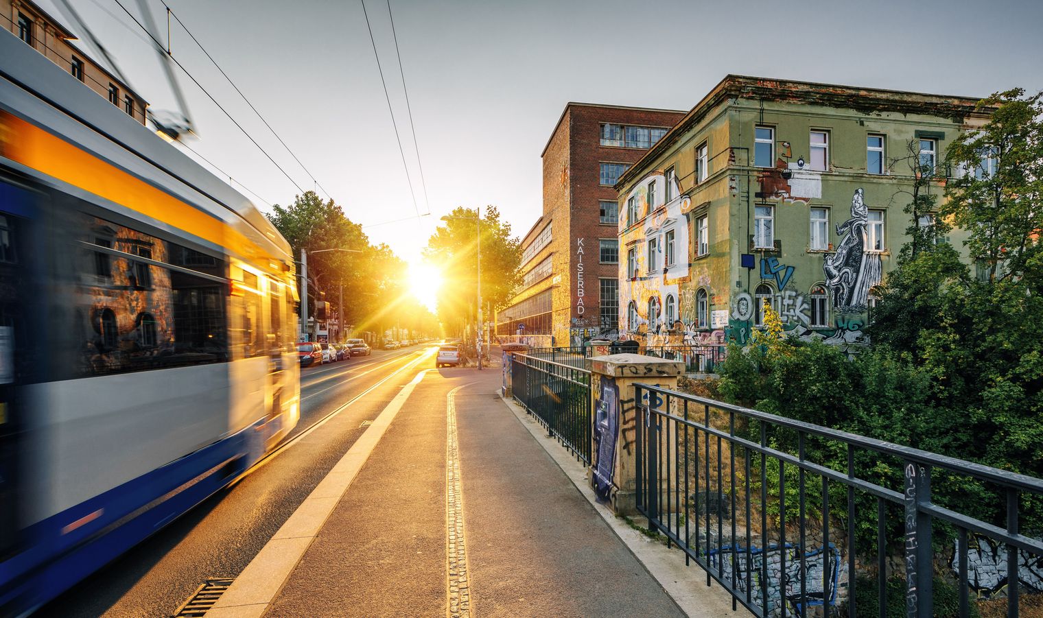 Tagung & Konferenz Leipzig Convention: Eine Straßenbahn fährt über die König-Albert-Brücke auf der Karl-Heine-Straße