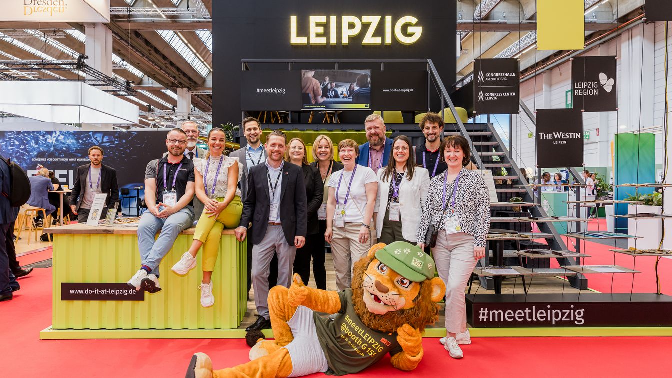 Tagung & Konferenz Leipzig Convention: Gruppenbild vor dem Leipzig-Stand auf der IMEX Frankfurt 2024 