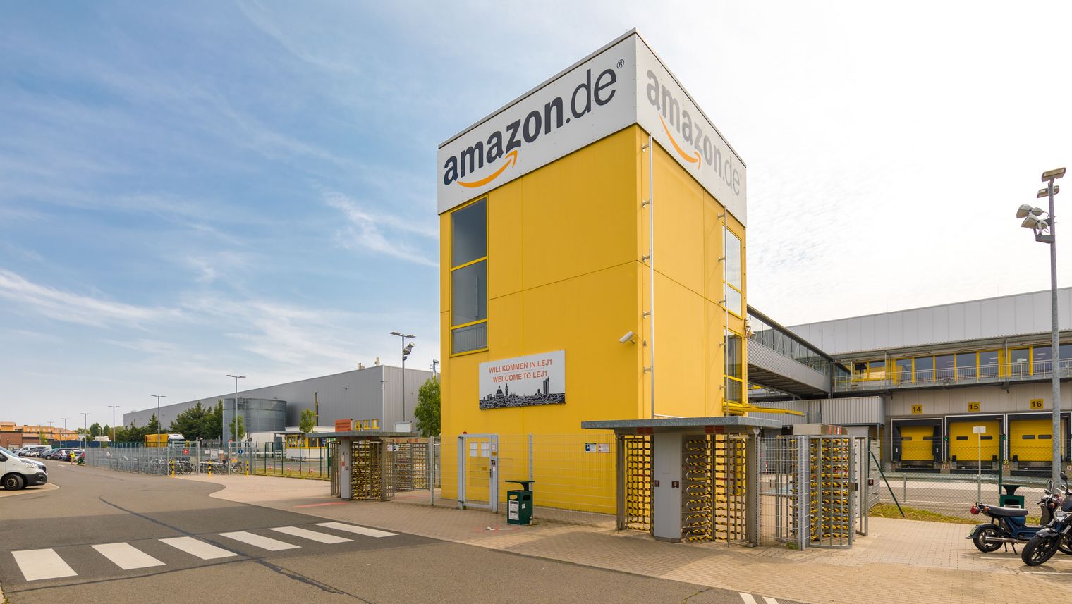 Tagung & Konferenz Leipzig Convention: Eingang zum Amazon Logistikzentrum in Leipzig Heiterblick